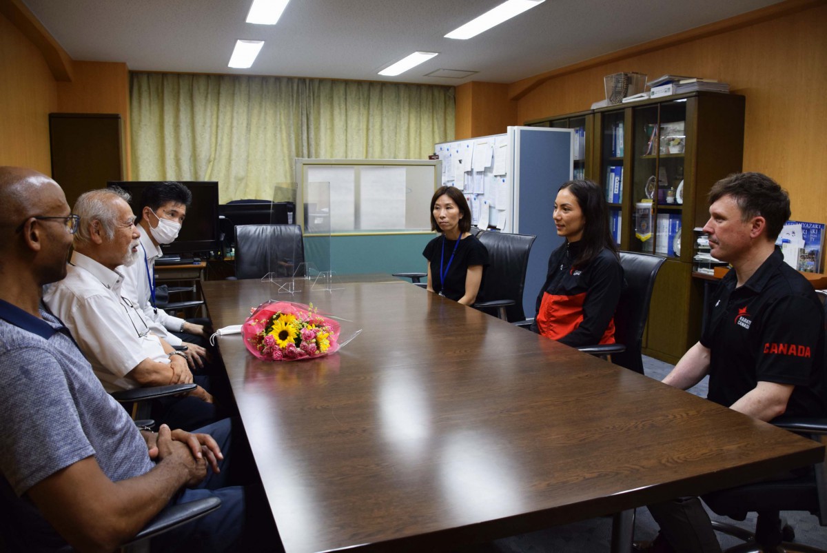 カナダ出身空手家Hana Furumoto-Deshaies 選手が本学を表敬訪問されました。